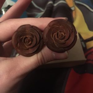 5/8 wood flower plugs